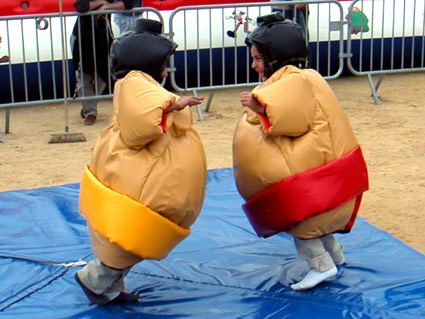 enfants habill�s de costume de sumos lou�s lors d'un jeu